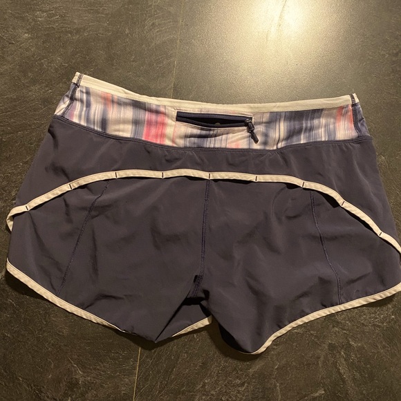 Lululemon Speed Shorts 4” size 8 - Picture 2 of 3